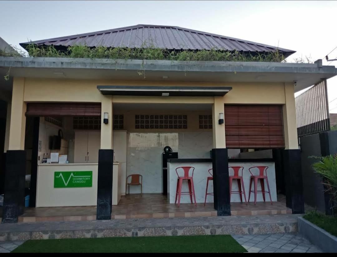 V Canggu Dormitory Extérieur photo